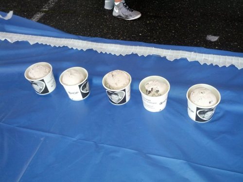 Cute cups of delicious ice cream. You know you want some now. 