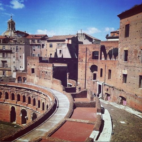 An example of Dar's Instagram from a few weeks ago with this caption: The curve. Romans perfected the arch. Here, in Trajan's Markets they turned it on its side (and lined it with shops) to hold back the Quirinal Hill #culturalheritage #rome #archaeology